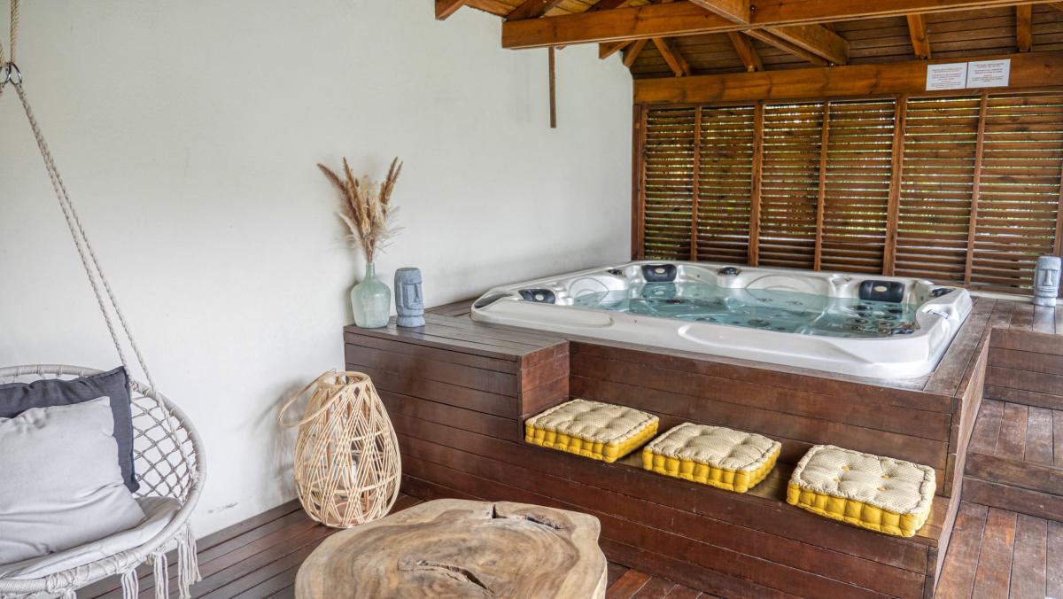 12.Location villa piscine spa Sainte Anne Guadeloupe_Carbet et jacuzzi